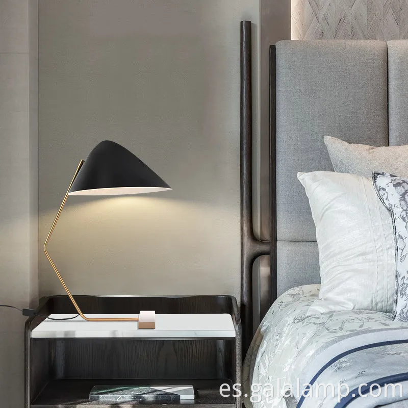 Lámpara de mesa LED nórdica elegante para una decoración moderna de dormitorio